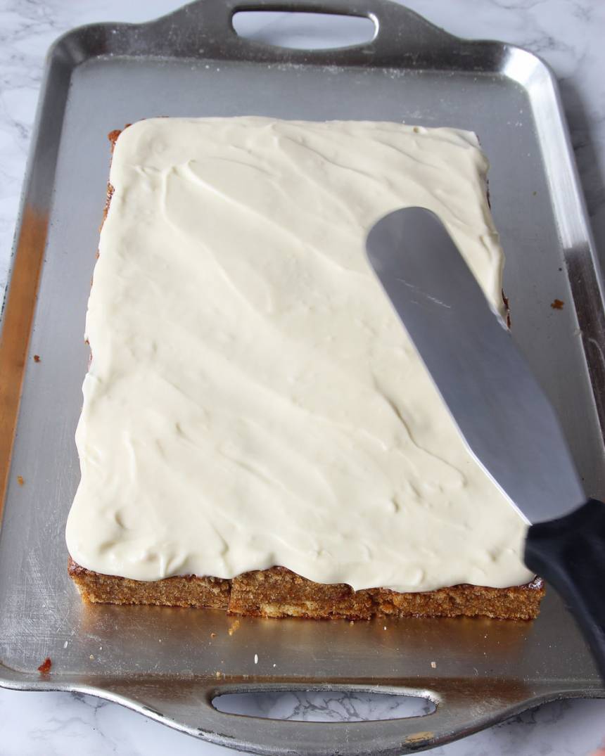 5. Glasyr: Vispa ihop alla ingredienser med en elvisp till fluffig glasyr. Bred ut den jämnt över rutorna.