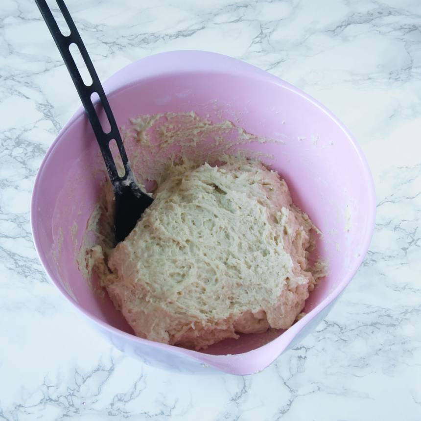 1. Sätt ugnen på 230 grader. Blanda smör, socker, salt, vaniljsocker, kardemumma och mjölk i en bunke. Blanda bakpulvret med vetemjölet och rör ner det i buken ihop med de andra ingredienserna. Rör ihop allt till en lätt kladdig deg (den ska inte knådas, bara röras ihop).