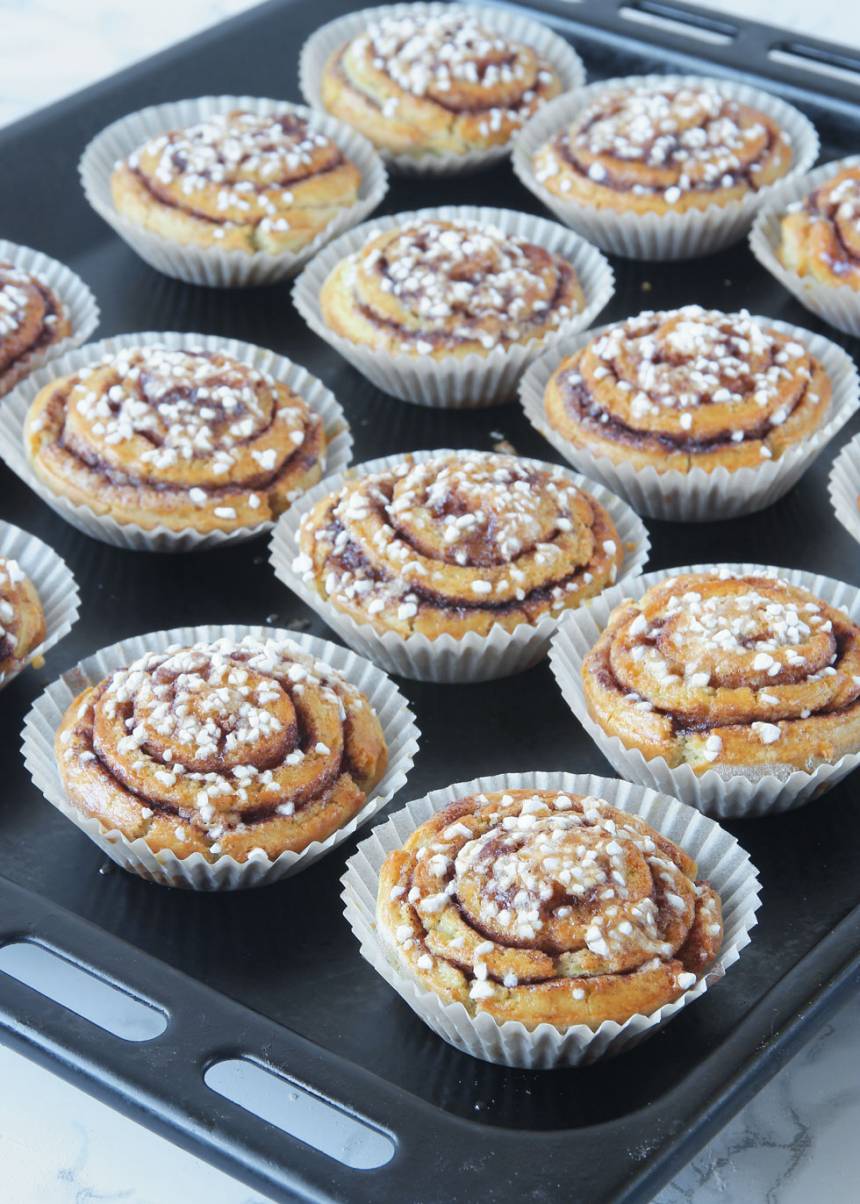 9. Grädda bullarna mitt i ugnen i 14–16 min. Låt dem svalna i formarna under en bakduk. De är allra godast när de är nygräddade. Frys in dem direkt när de kallnat om du inte äter upp alla.
