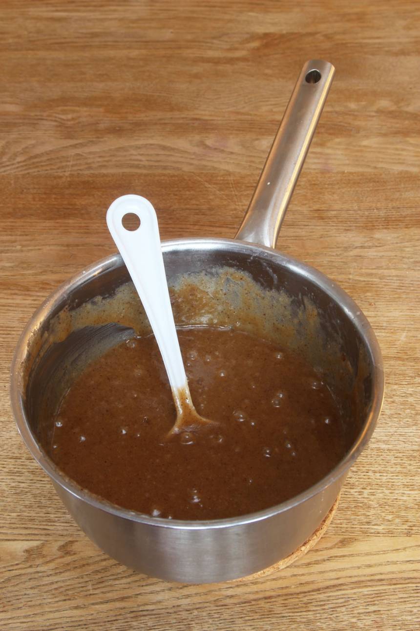 1. Sätt ugnen på 180 grader. Smält smöret i en kastrull. Tillsätt resten av ingredienserna och rör ihop allt till en smet.