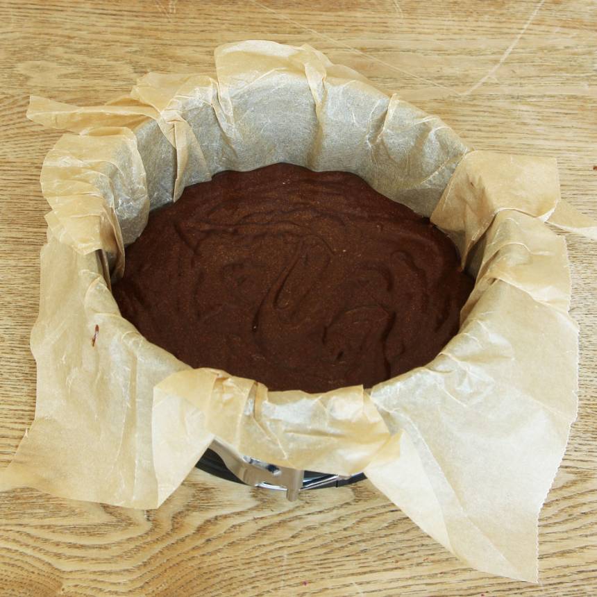 7. Häll ner smeten i en form, ca 16 cm i diameter, klädd med bakplåtspapper (formen måste ha 8–10 cm hög kant).