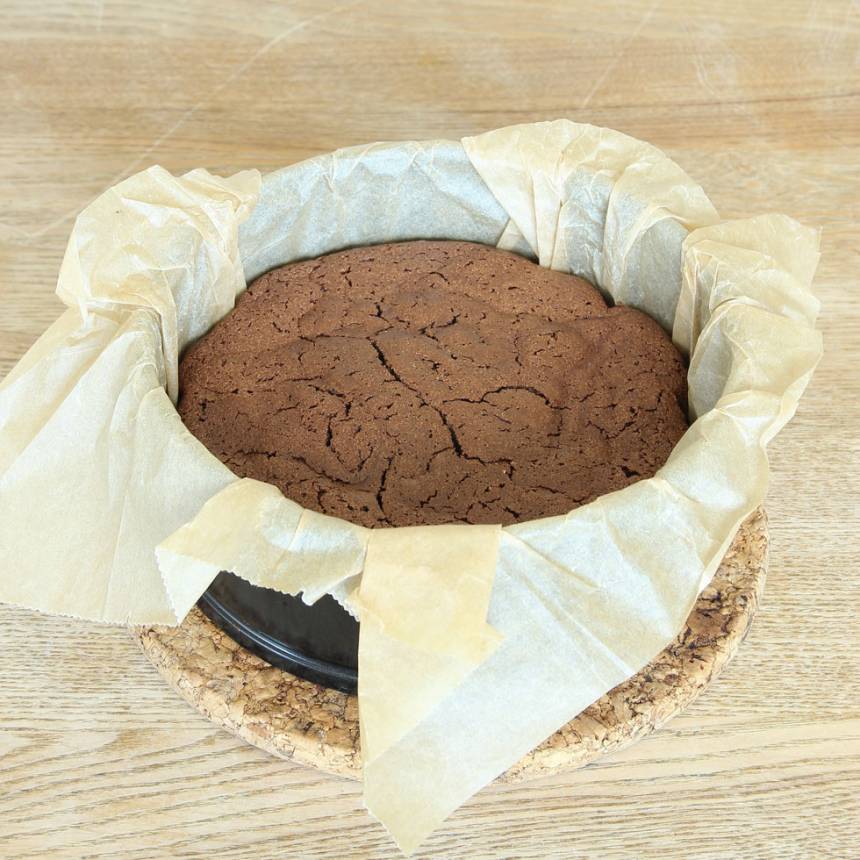 8. Grädda kakan mitt i ugnen i 35–40 min. Låt den svalna i formen. (Kakan sjunker ihop när den svalnar). Pudra eventuellt över florsocker före servering. Servera gärna kakan med vispgrädde och hallon, eller ät den som den här.
