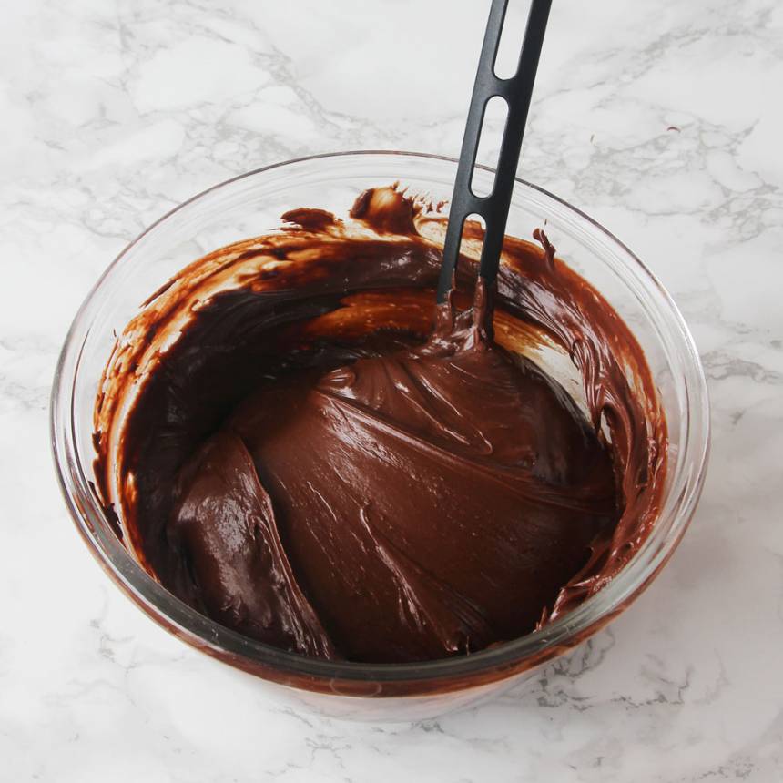 2. Smält chokladen och smöret i en skål över vattenbad. Tillsätt den kondenserade mjölken och rör om.