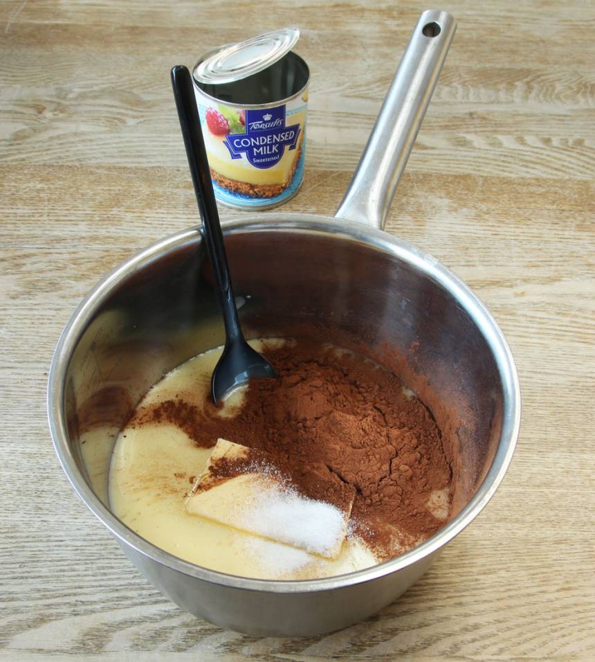 1. Blanda alla ingredienserna i en rymlig kastrull.