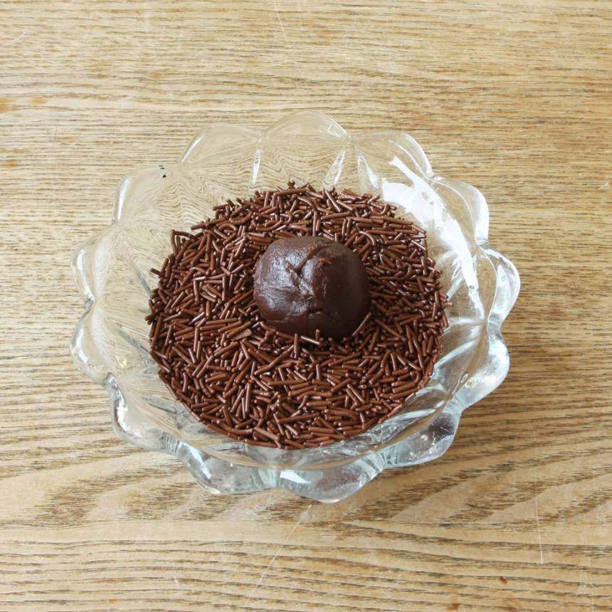 4. Rulla bollarna i chokladströssel (eller kokos). Förvara kolorna i en burk med tätslutande lock i kylen.