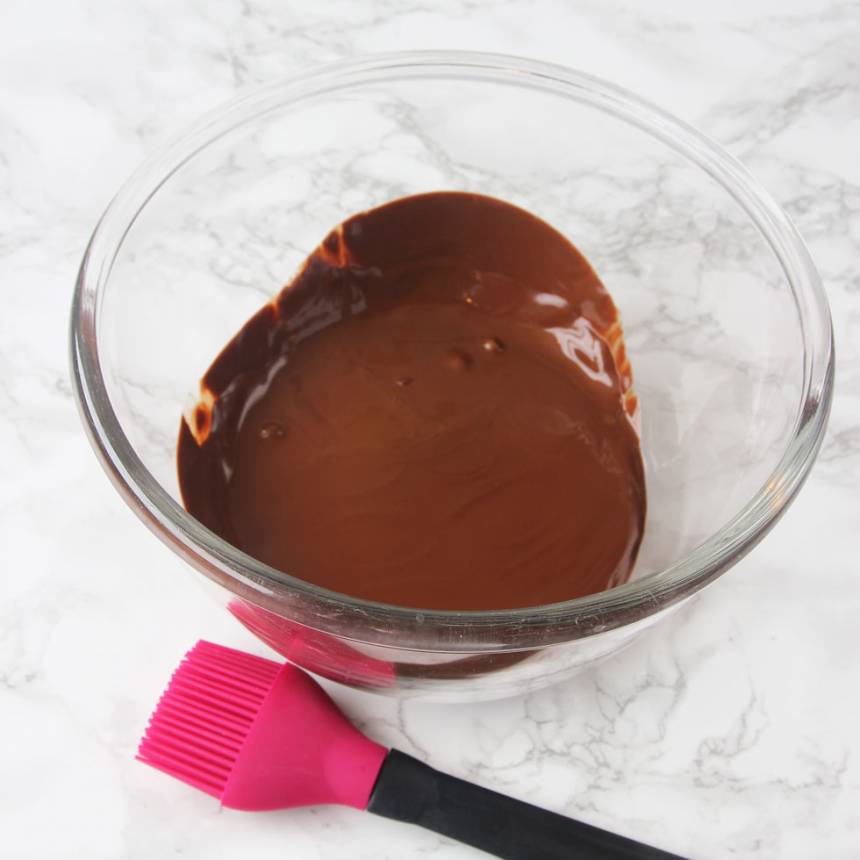 1. Till formen: Smält chokladen i en skål över vattenbad.