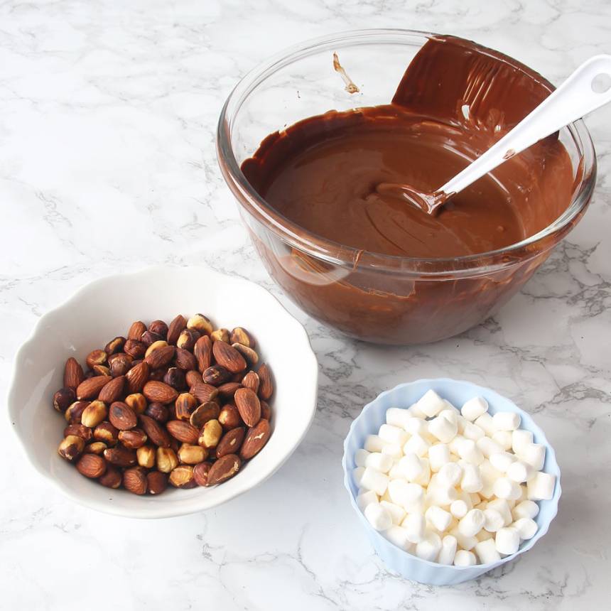 6. Fyllning: Smält chokladen och Nutellan i en skål över vattenbad. Låt den svalna något.
