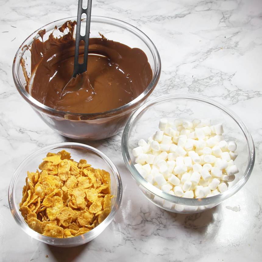 1. Bryt chokladen i bitar och smält dem i en stor skål över vattenbad.