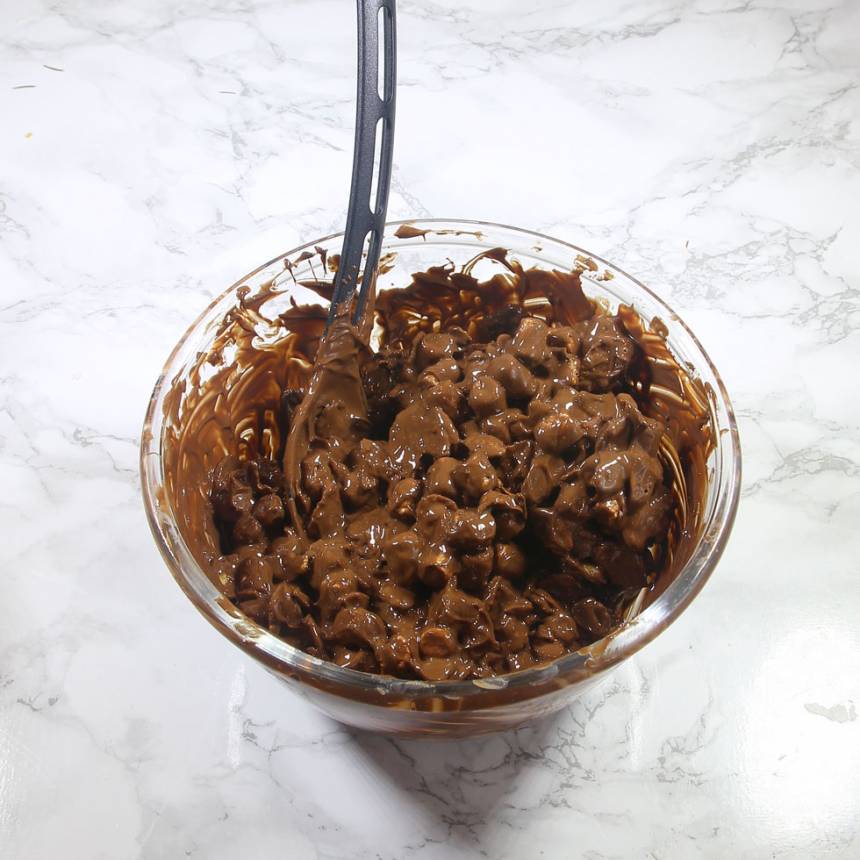 2. Låt chokladen svalna något. Blanda ner choklad, minimarshmallows och cornflakes.