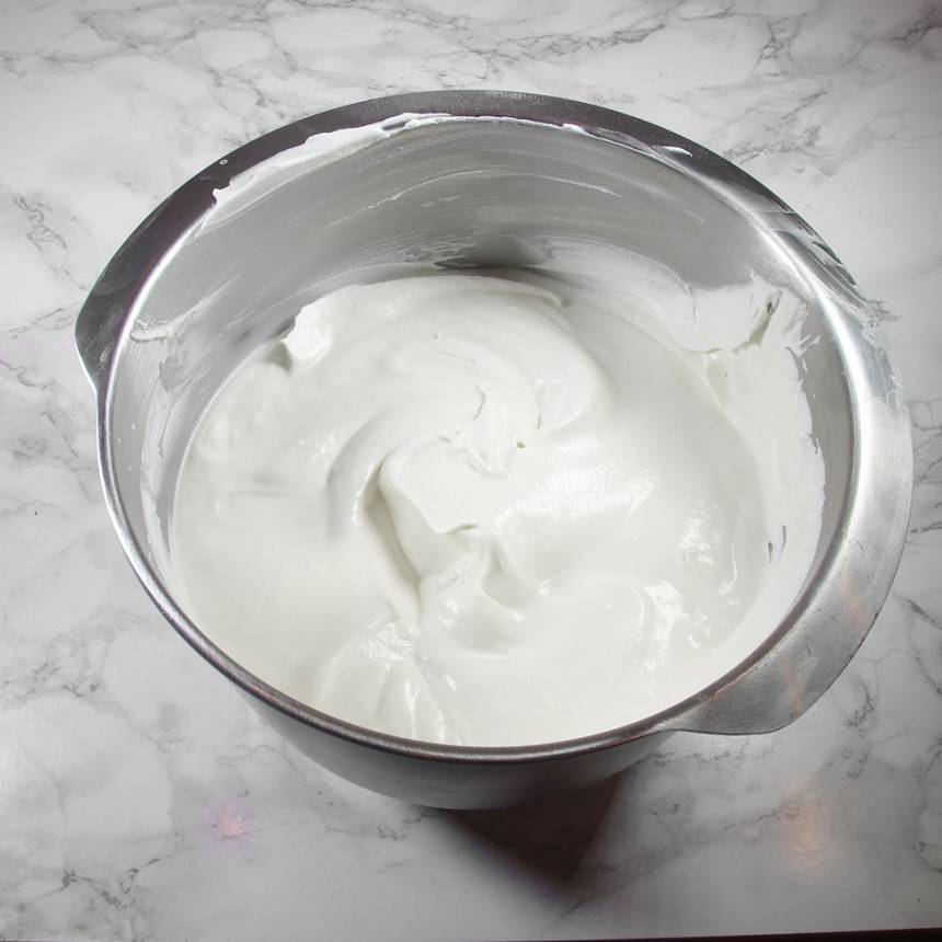 1. Vispa grädden fluffig. Blanda ner den kondenserade mjölken. Rör om ordentligt.