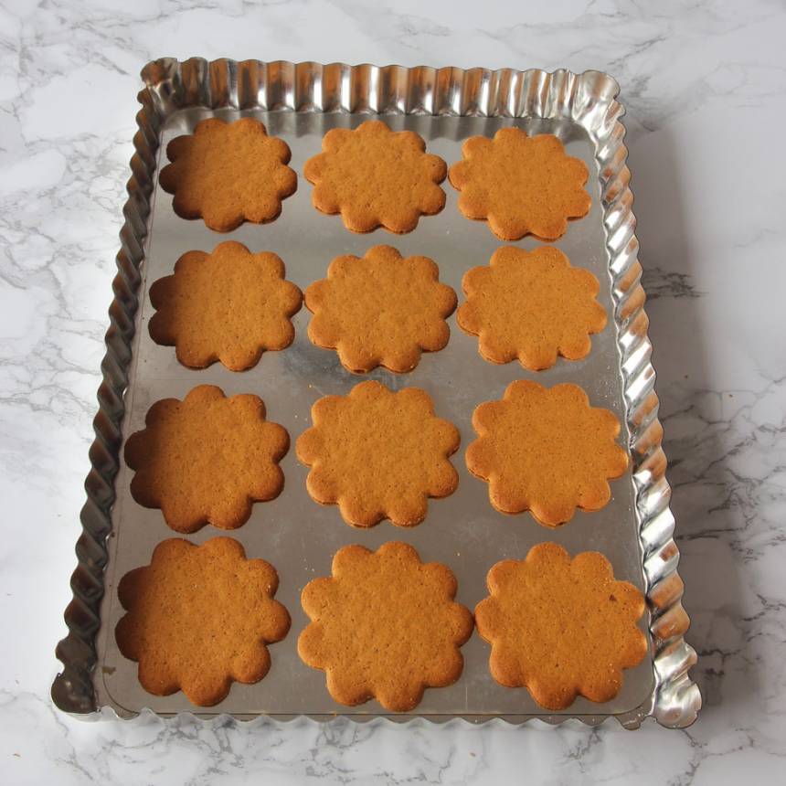 1. Sätt ugnen på 175 grader. Lägg ut pepparkakorna i botten på en form, ca 18 x 25 cm för att kolla att de får plats.