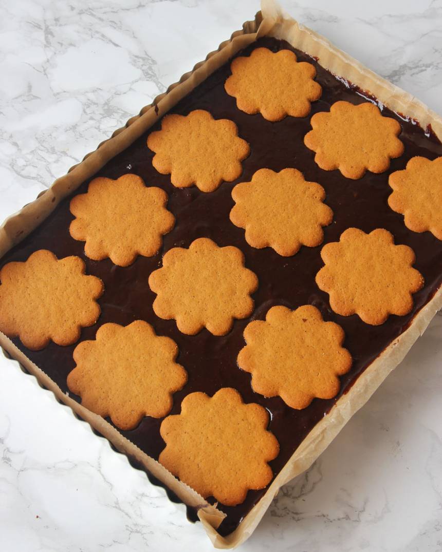 4. Lägg ut pepparkakorna jämnt på smeten.