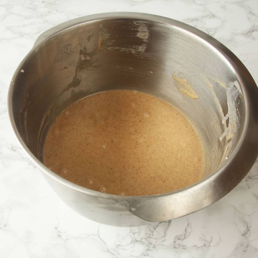 2. Vispa ägg och strösocker pösigt i en bunke. Tillsätt smörblandningen, vetemjöl blandat med bakpulver och mjölk. Rör snabbt ihop allt snabbt till en slät smet.