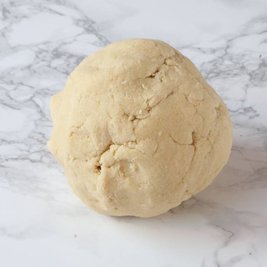 1. Mördeg: Nyp ihop alla ingredienserna till en deg eller kör dem snabbt i en hushållsmaskin. Ställ degen i kylen i 15–30 min. Sätt ugnen på 180 grader.