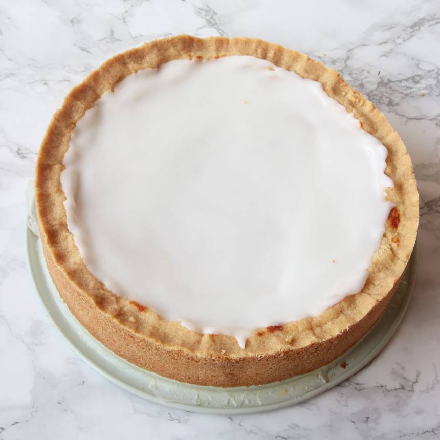 7. Bred ut glasyren på kakan. Låt den stelna i kylen.