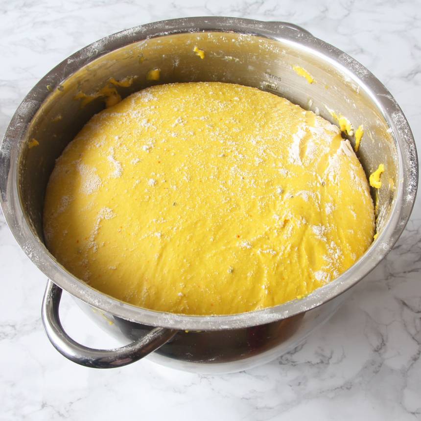 1. Smula ner jästen i en bunke. Tillsätt mjölken + saffran rör och rör om tills jästen lösts upp. Tillsätt smör, strösocker, ägg, salt, kardemumma och vetemjöl, lite i taget. Blanda ihop allt till en smidig deg och knåda den i några minuter. Låt degen jäsa under bakduk i ca 45 min.