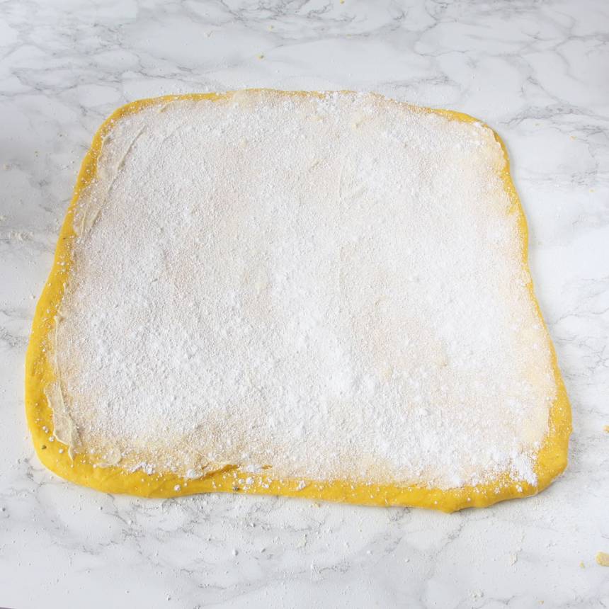 3. Fyllning 1: Bred ut hälften av smöret på degplattan och strö över hälften av strösockret och vaniljsockret (alternativt fyllning 2 eller 3 med mandelmassa eller vit choklad).