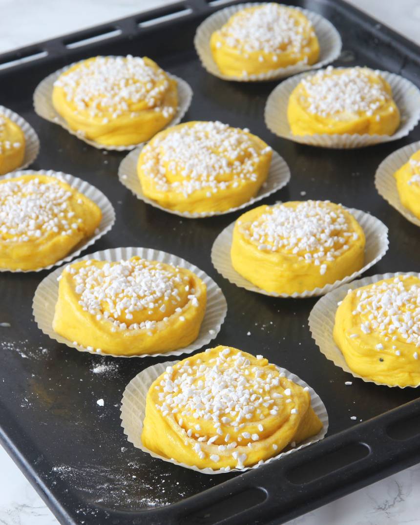 8. Strö över pärlsocker. Upprepa från punkt 2 och gör likadant med den andra degbiten.