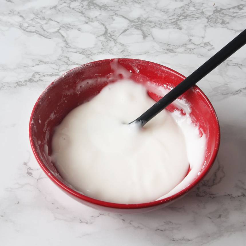 5. Glasyr: Blanda florsocker och vaniljsocker. Tillsätt lite vatten i taget och blanda till en bredbar glasyr. Bred ut glasyren på kakan och strö över kokos. Låt glasyren stelna.