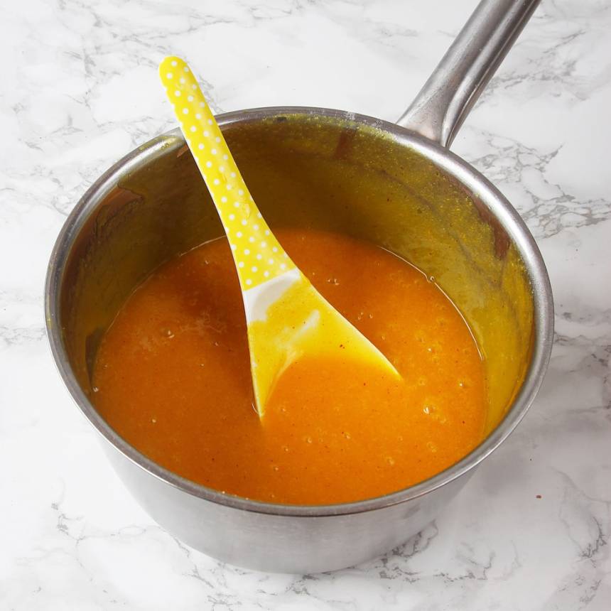 1. Sätt ugnen på 180 grader. Bryt chokladen i bitar och smält smöret i en kastrull. Ta bort kastrullen från värmen och låt chokladen smälta i smöret. Tillsätt resten av ingredienserna i kastrullen och blanda ihop allt till en slät smet.
