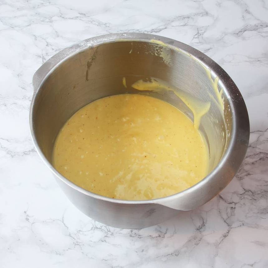 1. Sätt ugnen på 200 grader. Vispa ägg och strösocker poröst i en bunke. Tillsätt resten av ingredienserna och blanda ihop allt till en slät smet.