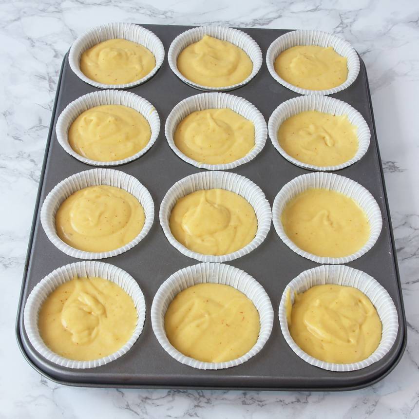 2. Fördela smeten i stora muffinsformar, ca 12 st. Fyll dem till ¾. (Om du har en muffinsplåt kan du ställa formarna i den för då håller kanterna sig raka bättre, men det funkar även utan).