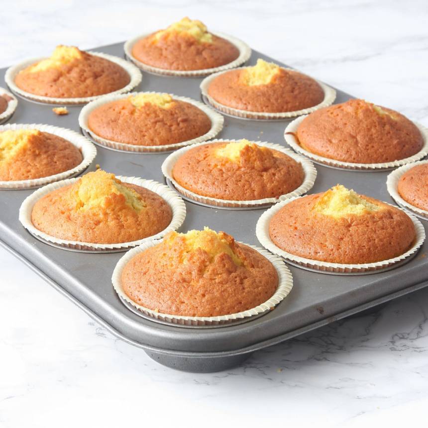 3. Grädda muffinsen mitt i ugnen i 15–17 min (några minuter kortare för normalstora muffins). Låt dem kallna.