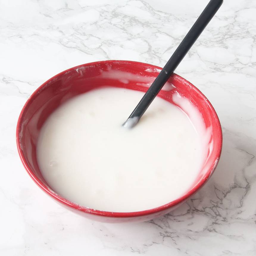 4. Glasyr: Blanda florsocker och vatten. Anpassa mängden vatten så att konsistensen blir lagom bredbar.