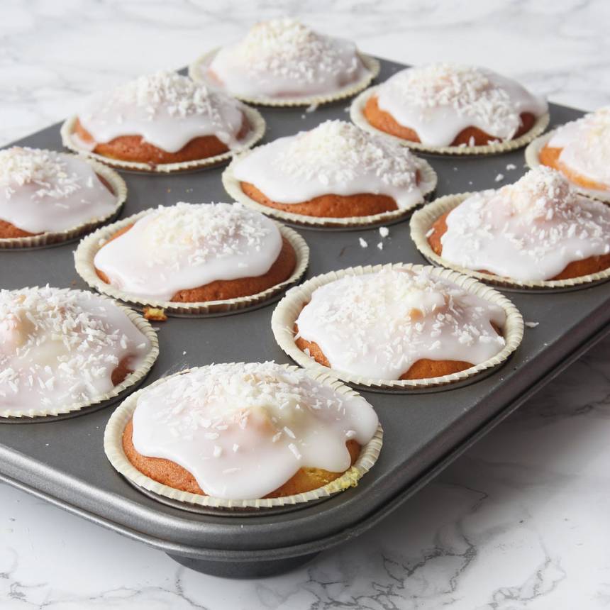 5. Bred ut glasyren över muffinsen och strö över kokos. Låt glasyren stelna (gärna i kylen).
