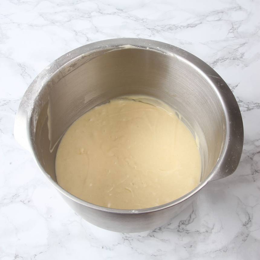 1. Sätt ugnen på 175 grader. Vispa ägg och strösocker pösigt i en bunke. Tillsätt bakpulver, smör, mjölk och vetemjöl. Vispa snabbt ihop allt till en slät smet.