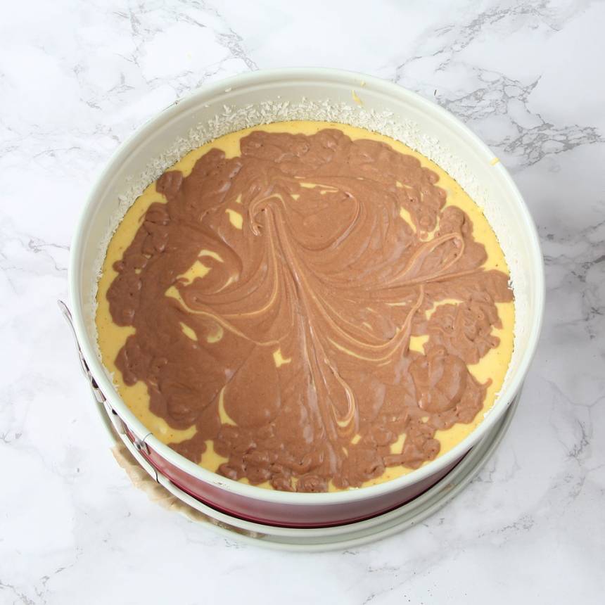 5. Ringla över chokladsmeten över saffranssmeten.