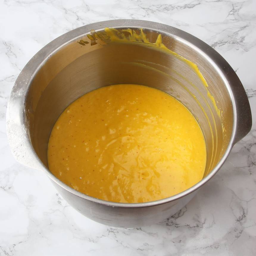2. Vispa ägg och strösocker pösigt i en bunke. Tillsätt bakpulver, mjölk, vetemjöl och smörblandningen. Blanda ihop allt till en slät smet.