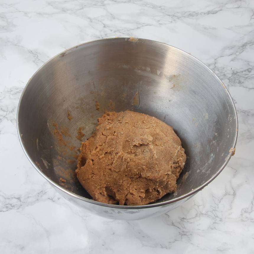 2. Blanda ihop de torra ingredienserna i en bunke. Tillsätt sirap och smör och nyp ihop allt till en deg.