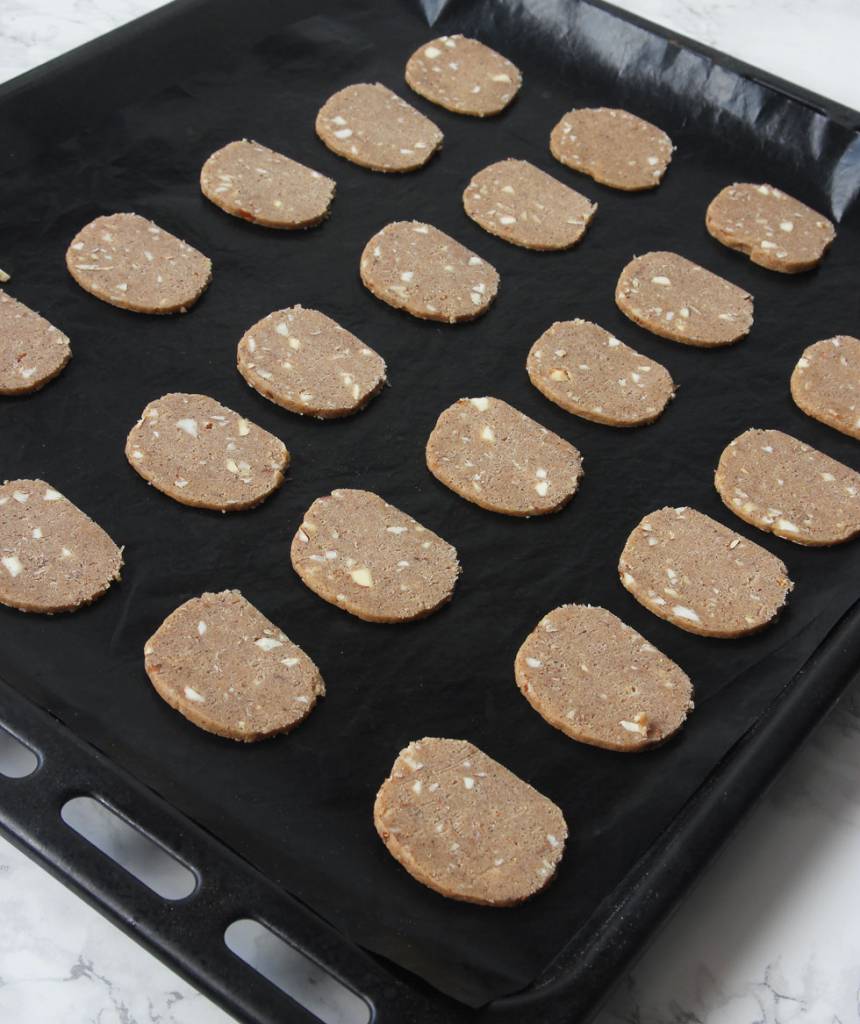 6. Lägg kakorna på en plåt med bakplåtspapper.