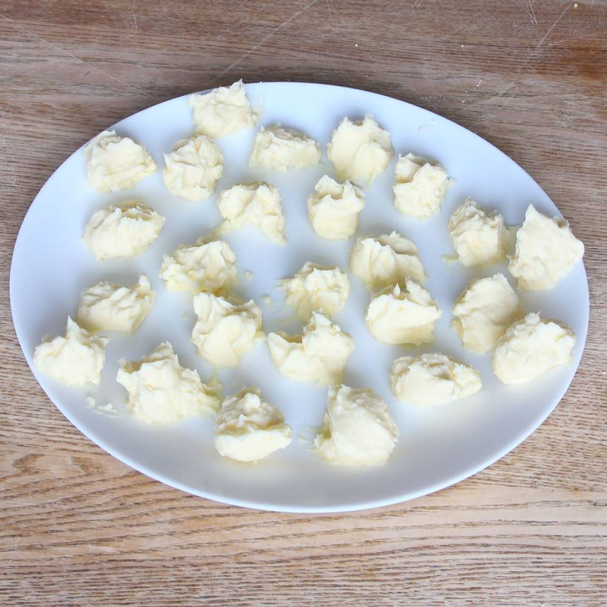 1. Fyllning: Blanda ihop som, florsocker och vaniljsocker till fyllningen i en skål. Klicka ut ca 30 små högar på en tallrik och ställ den i frysen i ca 1 tim.