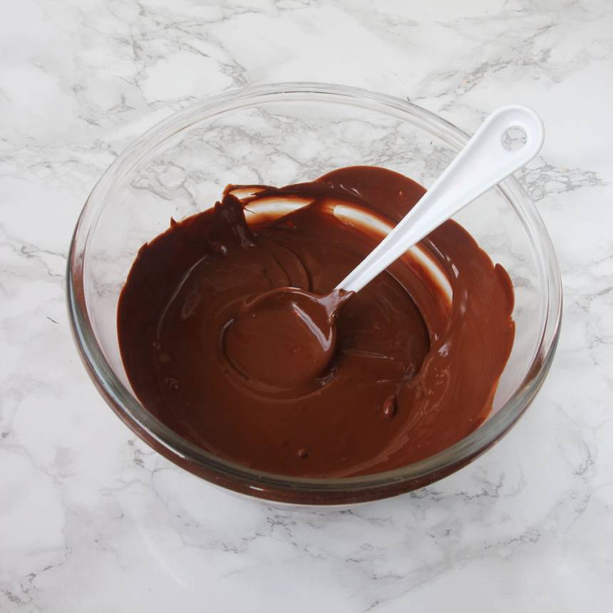 Smält chokladen över vattenbad. Rör ner kokos i smeten.