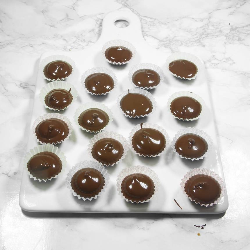 2. Häll smeten i knäckformar. Strö över lite kokos. Låt dem stelna i kylen.