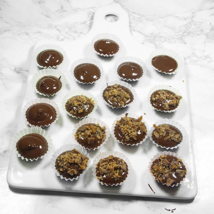 Strö hackad Daim över chokladen i formarna. Låt dem stelna i kylen.