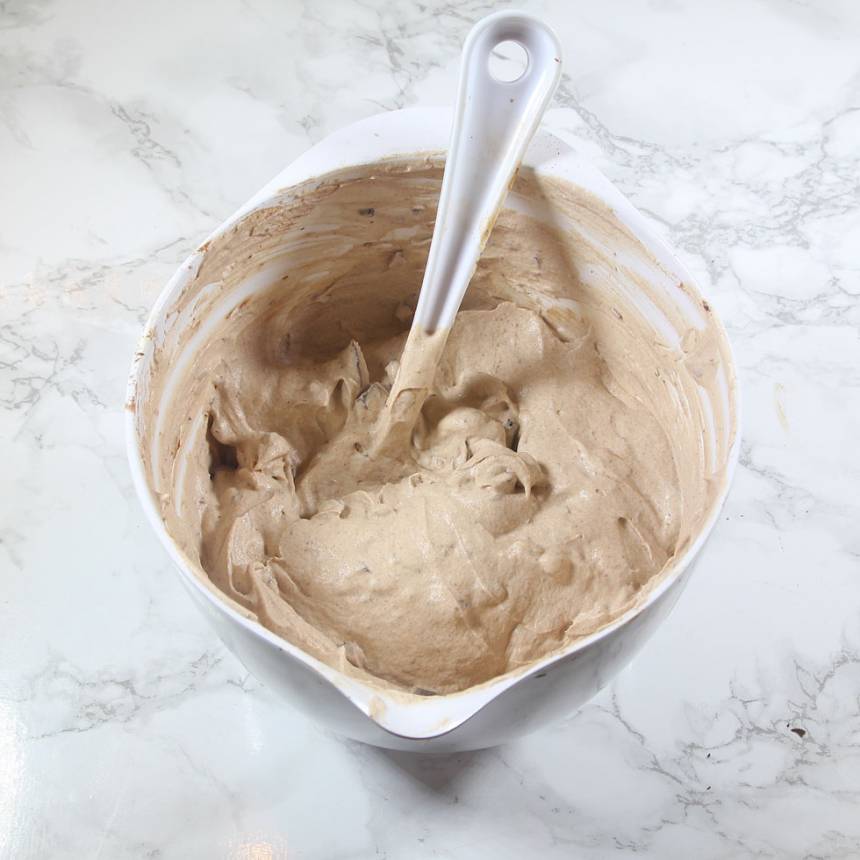 5. Rör ner den hackade chokladen och kakao i den andra skålen med glassmet.