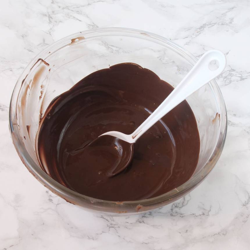 1. Smält chokladen över vattenbad.