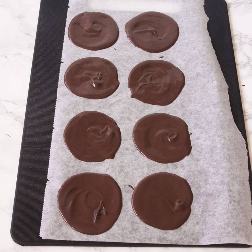 2. Bred ut chokladen tunt till runda plattor, 10–12 cm i diameter på en bricka med bakplåtspapper.
