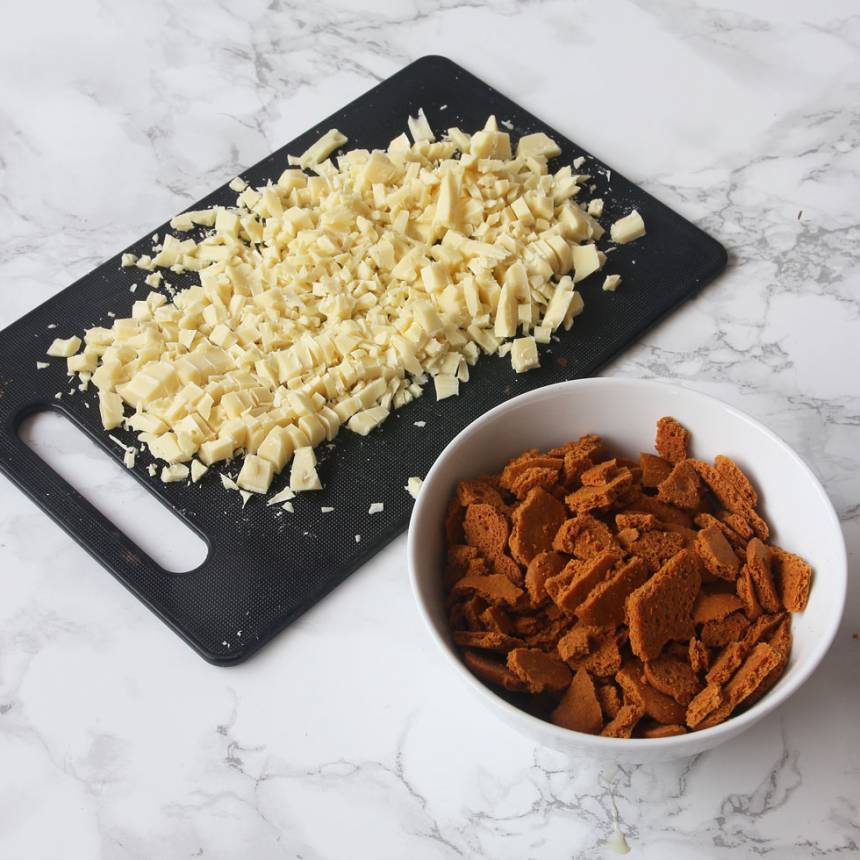 2. Hacka chokladen och bryt pepparkakorna i bitar.