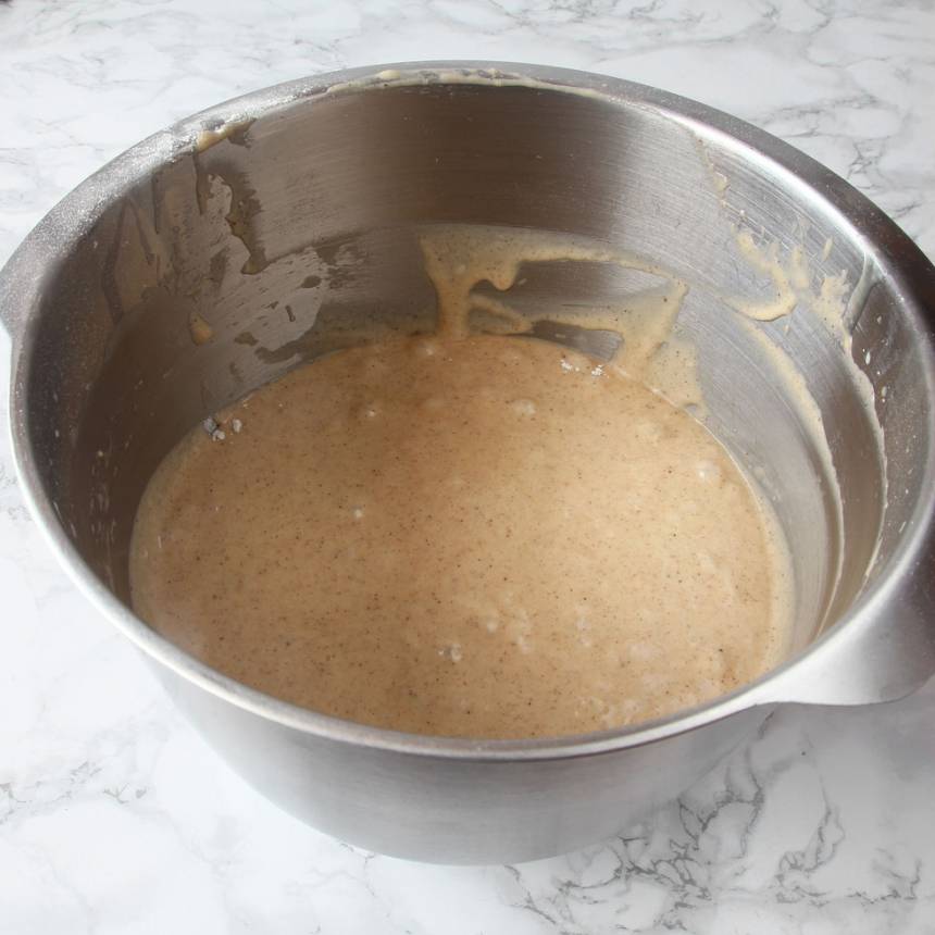 1. Sätt ugnen på 180 grader. Vispa ägg och strösocker pösigt i en bunke. Blanda vetemjöl, pepparkakskrydda, kanel och bakpulver. Rör ner det i äggblandningen ihop med smör och mjölk. Vispa snabbt ihop allt till en slät smet.