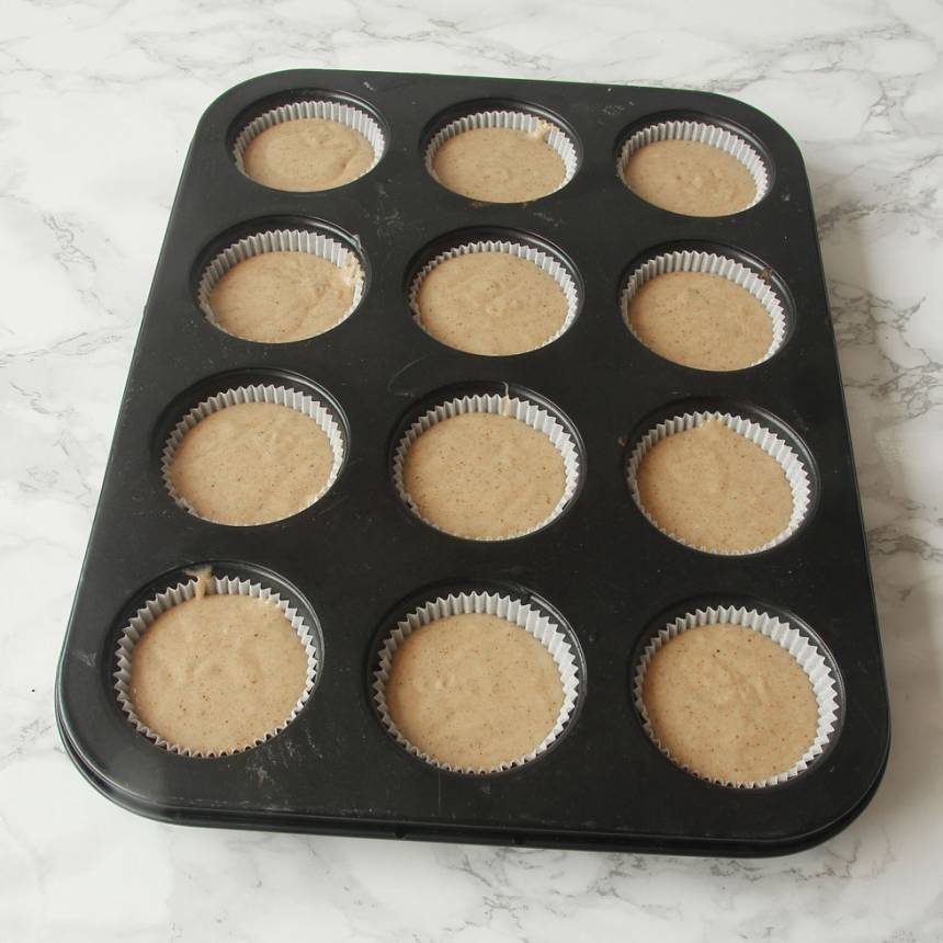 3. Häll smeten i ca 15 muffinsformar beroende på storlek. Fyll dem till 2/3. (Jag har ställt formarna i en muffinsplåt för då behåller de formen bättre, men det funkar utan också).