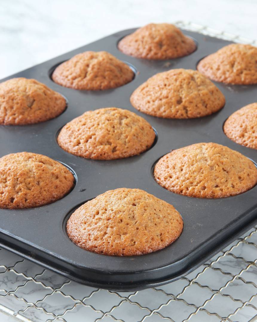 4. Grädda muffinsarna mitt i ugnen i 13–16 min. Pudra ev. florsocker över dem före servering.