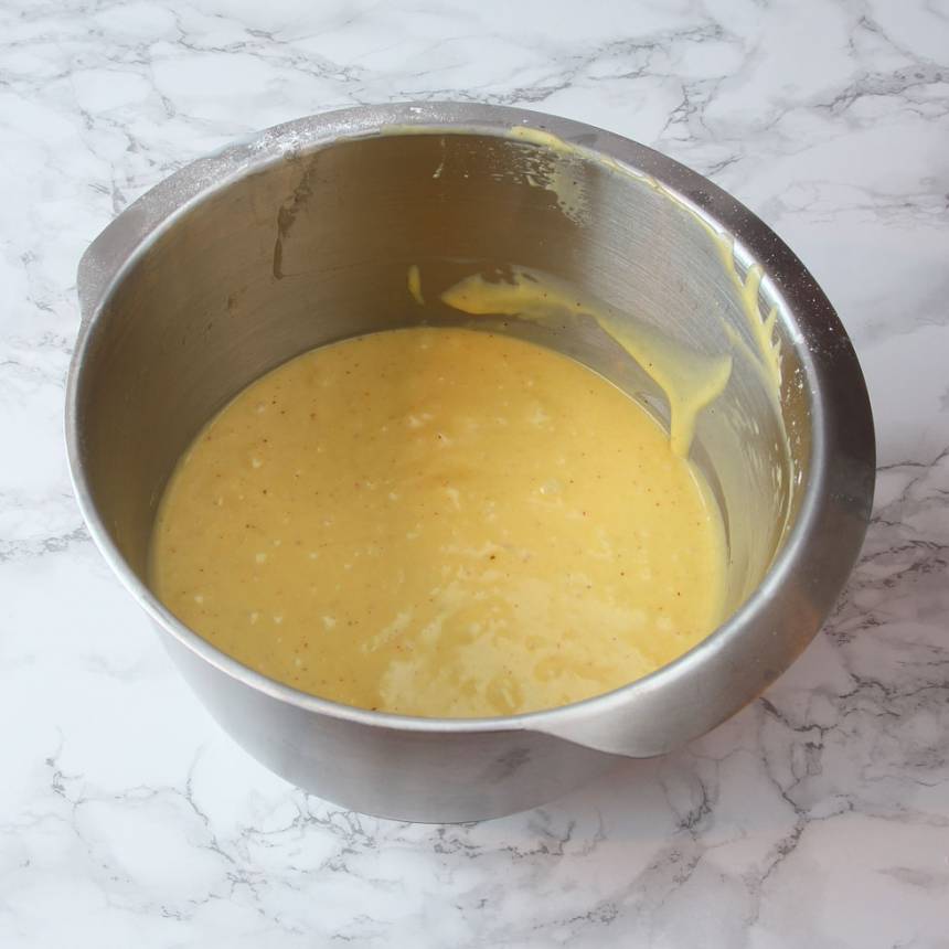 2. Vispa ägg och strösocker pösigt i en bunke. Tillsätt smörblandningen, vetemjöl blandat med bakpulver och mjölk. Rör snabbt ihop allt snabbt till en slät smet.