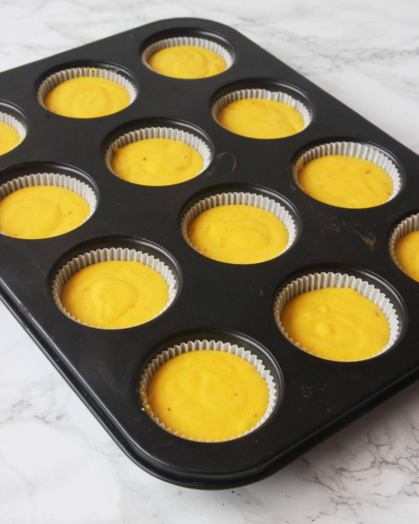 3. Häll smeten i ca 15 muffinsformar beroende på storlek. Fyll dem till 2/3. (Jag har ställt formarna i en muffinsplåt för då behåller de formen bättre, men det funkar utan också).
