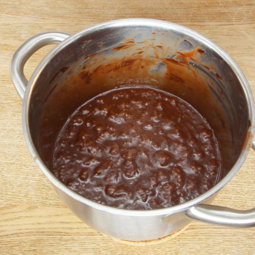 1. Smält smöret i en kastrull. Tillsätt strösocker, vispgrädde, sirap, kakao och salt. Koka upp och låt det puttra på svag värme till ca 125 grader (det tar 20–30 min beroende på temperatur. Rör om emellanåt. Stäng av värmen och tillsätt ättikspriten när temperaturen har nått 125 grader, rör om i ca ½ min.
