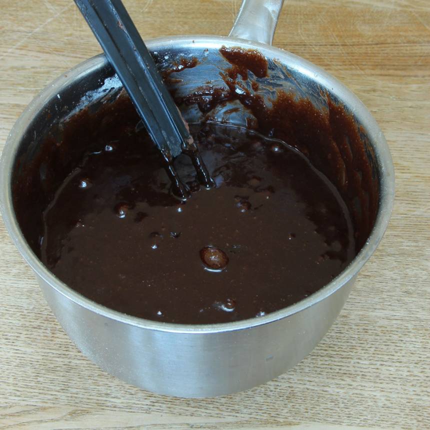 1. Sätt ugnen på 180 grader. Smält smöret i en kastrull. Tillsätt resten av ingredienserna och blanda ihop allt till en slät smet.