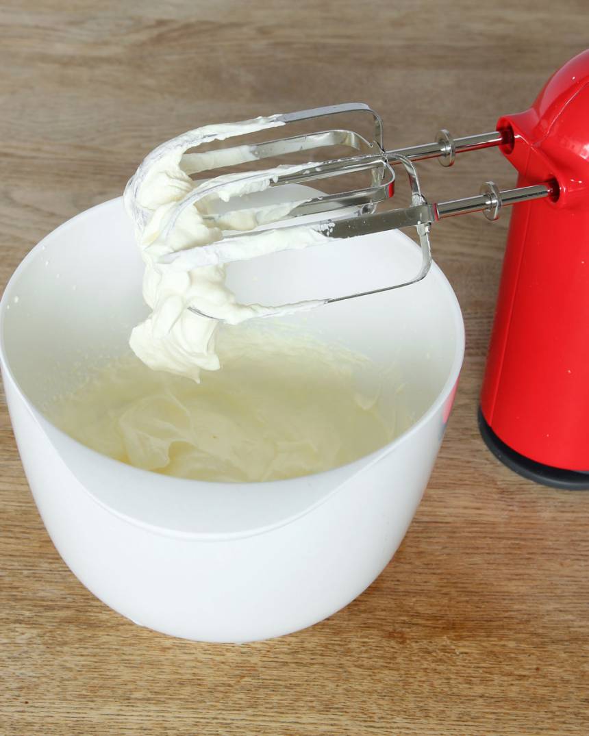 2. Vispa andra hälften av grädden (1 ½ dl) fluffig.